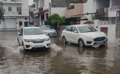 पीलीभीत: बदला मौसम...बारिश ने भीषण गर्मी से दी राहत, सड़कों पर जलभराव और कीचड़ से हुई आफत