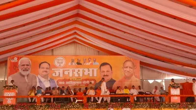 कानपुर: सीएम योगी की जनसभा में मंच पर बीजेपी में शामिल हुए कांग्रेस के प्रदेश अध्यक्ष समेत कई नेताओं को क्षेत्रीय अध्यक्ष ने जबरन पगड़ी पहनाई.