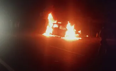 मुरादाबाद: चलती कार अचानक बनी आग का गोला, देखते ही देखते जलकर हुई खाक