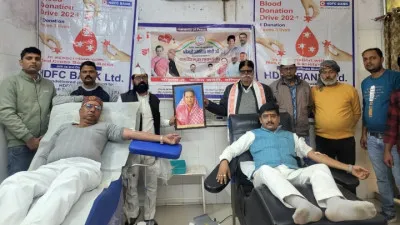 काटा केक, बांटी मिठाई : बलिया में सोनिया गांधी के जन्मदिन पर कांग्रेसियों ने किया रक्तदान