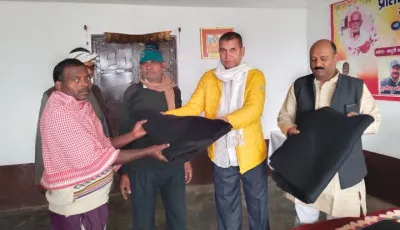पिता की पुण्यतिथि पर पुत्रों की अनोखी पहल, बच्चों को दी पाठ्य सामग्री, जरूरतमंदों में बांटे कंबल