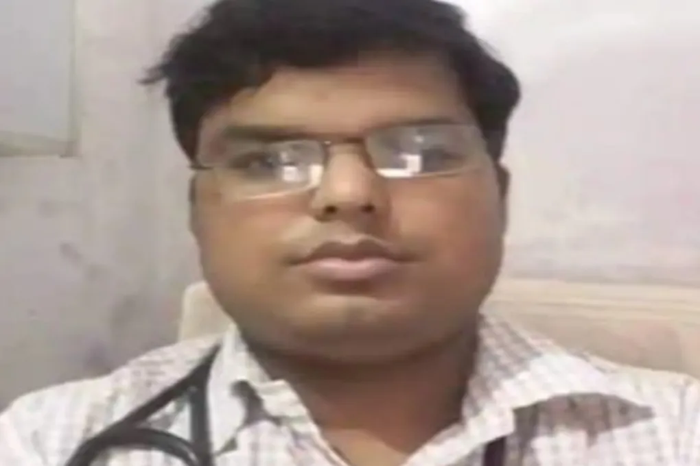 Ballia News: सड़क हादसे में वरिष्ठ चिकित्सक डॉ. ए.के. स्वर्णकार का निधन, स्वास्थ्य विभाग में शोक की लहर