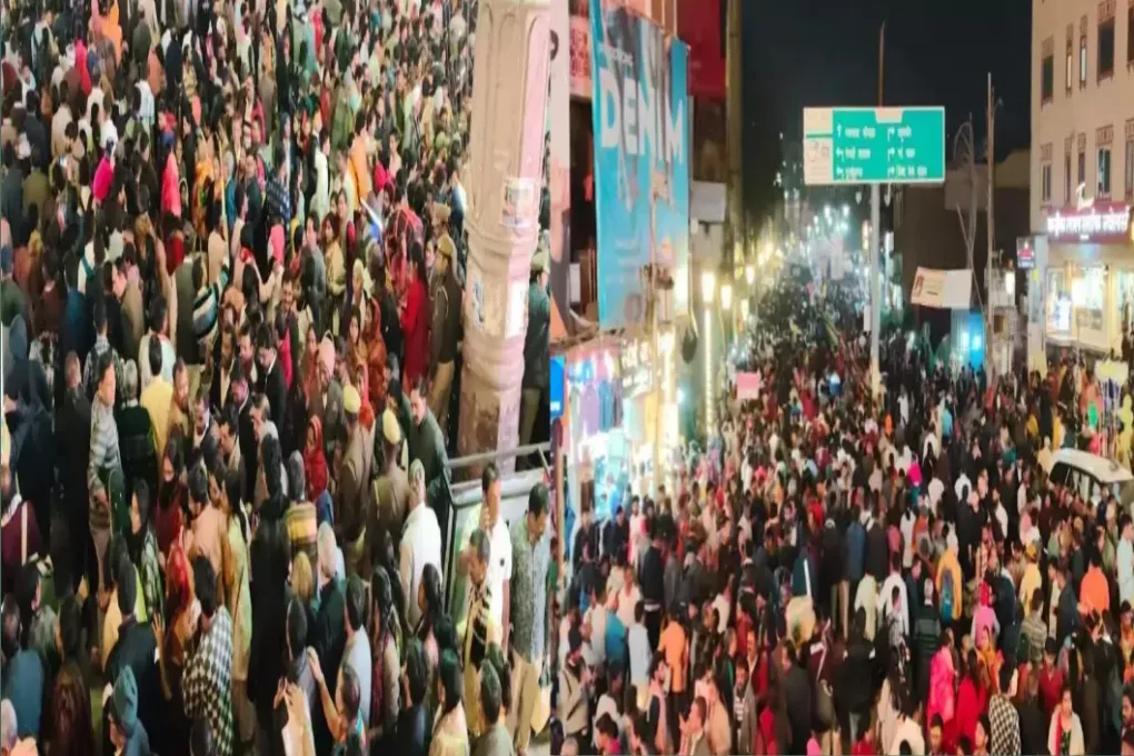 Varanasi News: काशी में महाकुंभ की भीड़, लाखों श्रद्धालु बाबा विश्वनाथ के दर्शन को उमड़े