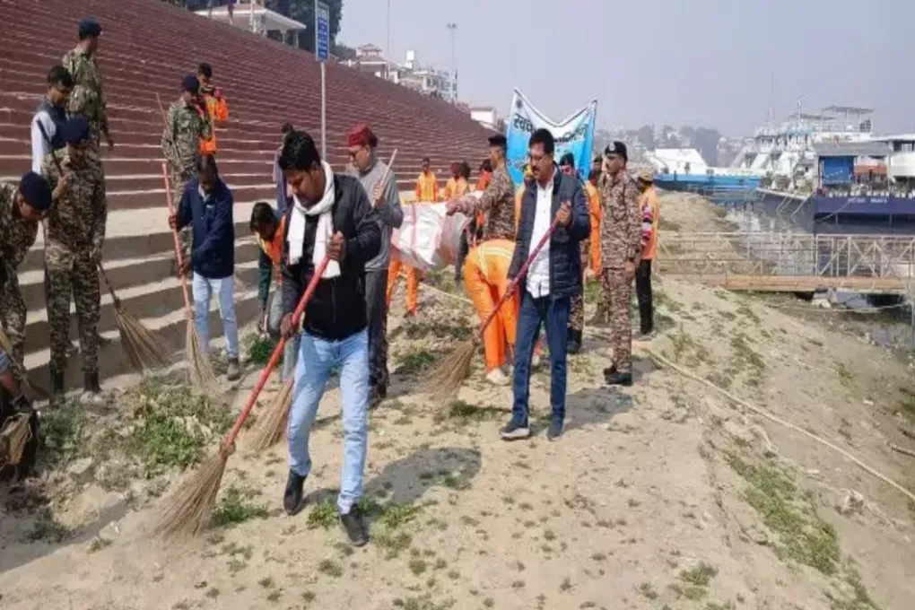 Varanasi News: सीआरपीएफ जवानों और संस्था के सदस्यों ने चलाया स्वच्छता अभियान, रविदास घाट पर की सफाई