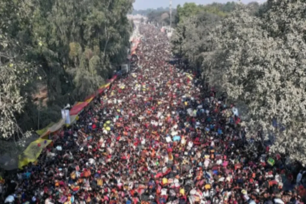 Prayagraj News: महाकुंभ में भगदड़ के बावजूद श्रद्धालुओं का सैलाब जारी, अब तक 2.78 करोड़ ने किया स्नान