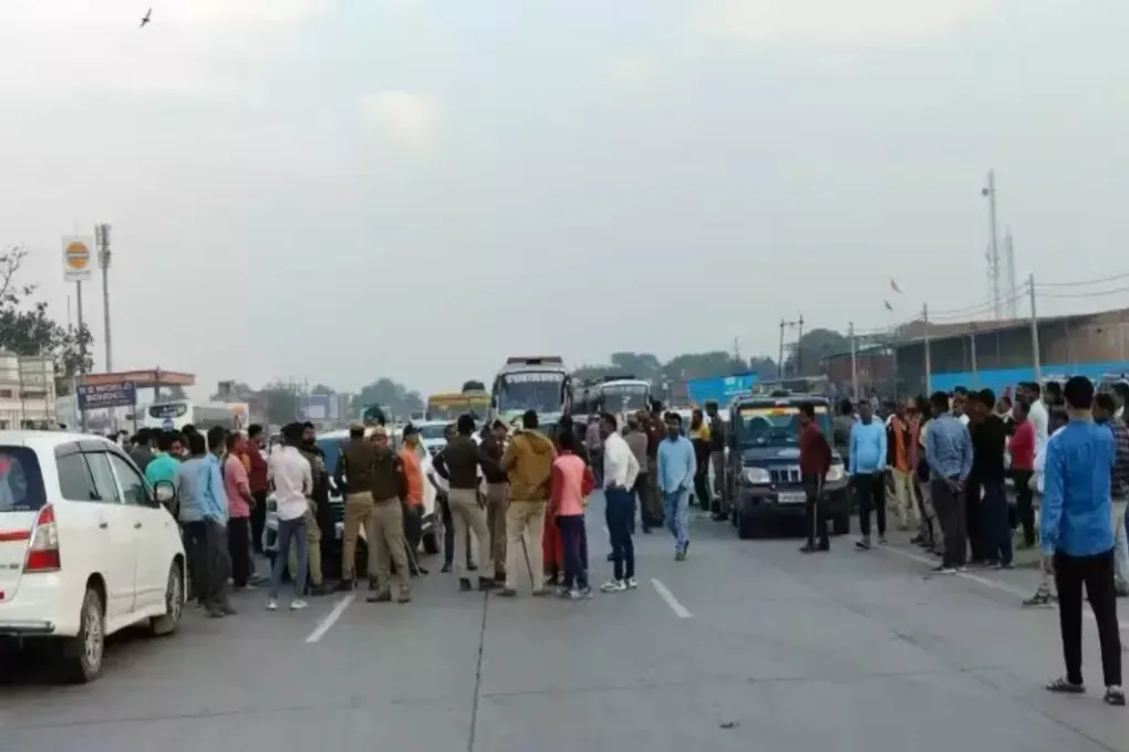 Varanasi News: महाकुंभ भगदड़ के बाद प्रशासन सतर्क, प्रयागराज जाने वाले मार्ग सील, वाहनों की लंबी कतारें