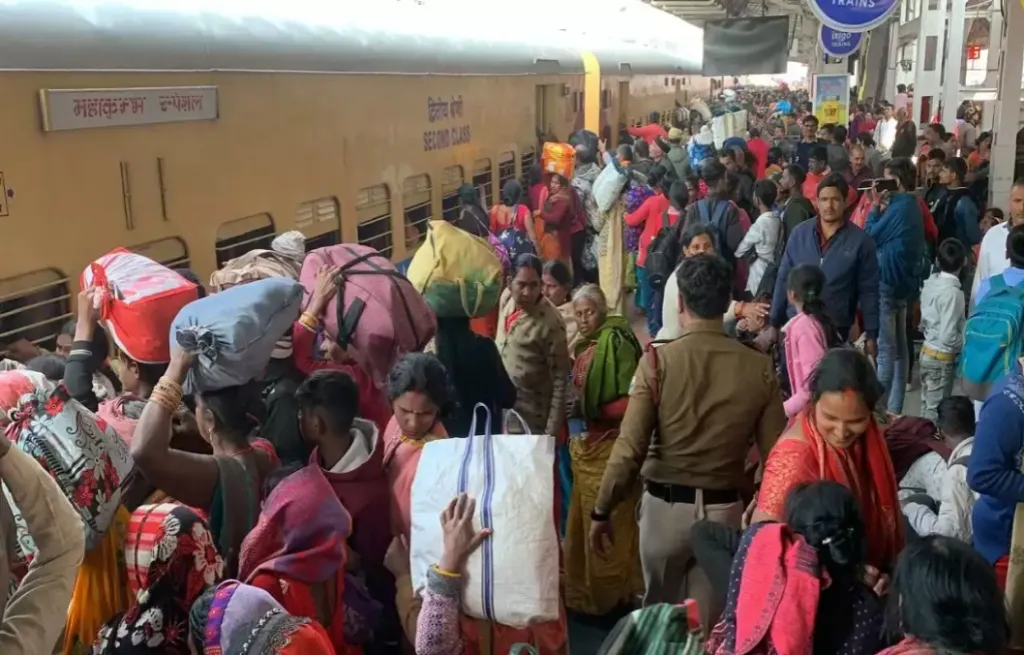 Varanasi News: मौनी अमावस्या स्नान के बाद वाराणसी कैंट स्टेशन पर उमड़ी भीड़, यात्री घंटों से ट्रेनों का इंतजार करने को मजबूर