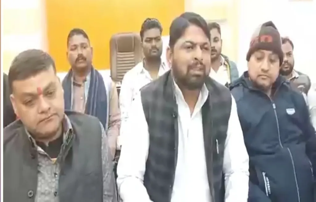 Ballia News: ईओ और अध्यक्ष के खिलाफ सभासदों ने खोला मोर्चा, अनशन की चेतावनी