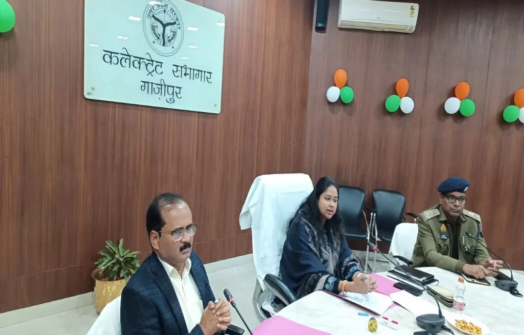 Ghazipur News: अधिशासी अभियंता और सहायक अभियंता पर कार्रवाई के निर्देश, डीएम ने जताई नाराजगी