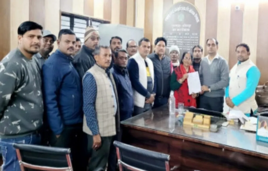 Gonda News: शिक्षक संघ ने वेतन भुगतान और समस्याओं के समाधान को लेकर सौंपा ज्ञापन