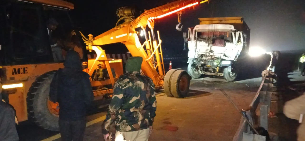 Kannauj News: आगरा-लखनऊ एक्सप्रेसवे पर दर्दनाक हादसा, डंपर की चपेट में आने से बस चालक की मौत, कई घायल
