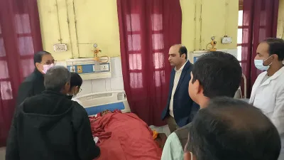 Pratapgarh News: जिलाधिकारी ने अस्पताल पहुंचकर घायलों के बेहतर इलाज का निर्देश दिया