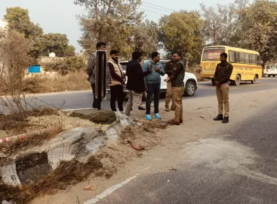 Ballia News: बलिया-रसड़ा मार्ग पर सुधारात्मक कार्य शुरू, हालिया सड़क हादसे में डॉक्टर की हुई थी मौत