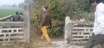 कासगंज: कब्रिस्तान से लोहे का गेट चोरी, ग्रामीणों में आक्रोश