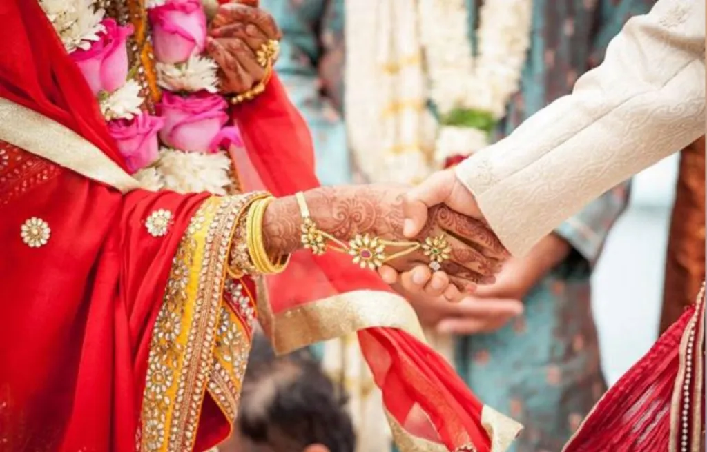 Pilibhit News: शादी की खुशियां बदली मातम में, वर-वधु को आशीर्वाद देते समय दूल्हे के पिता की मौत