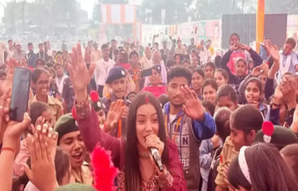 Varanasi News: पिंडरा महोत्सव में सुरों का जादू, कलाकारों की प्रस्तुति ने मोहा मन