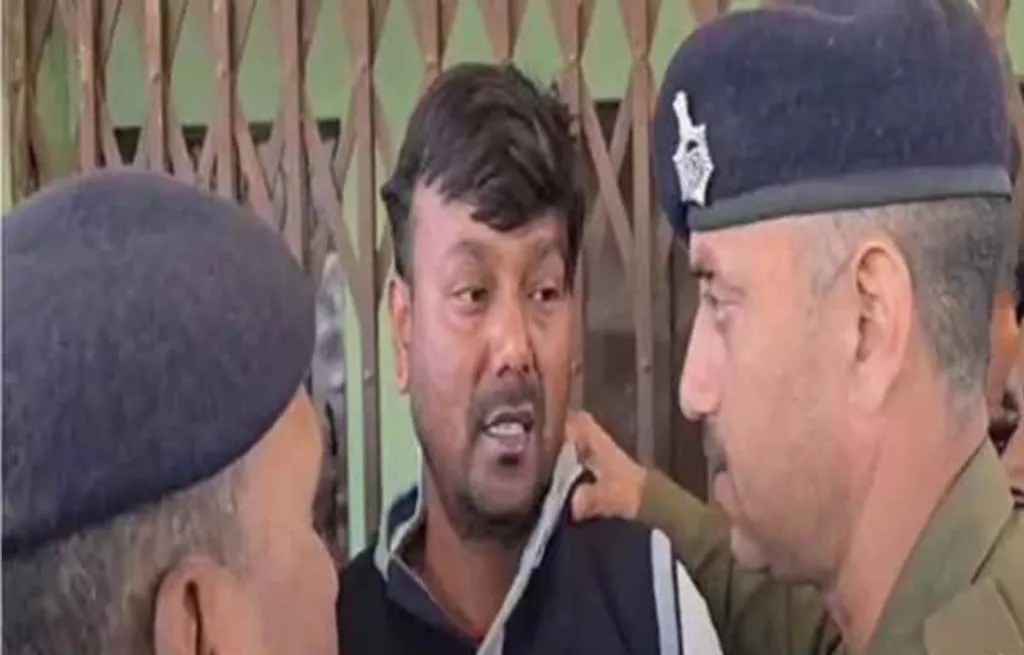 Bihar Teacher News: 8वीं की छात्रा के साथ आपत्तिजनक स्थिति में पकड़ा गया शिक्षक, ग्रामीणों ने पीटा, विभाग ने किया निलंबित