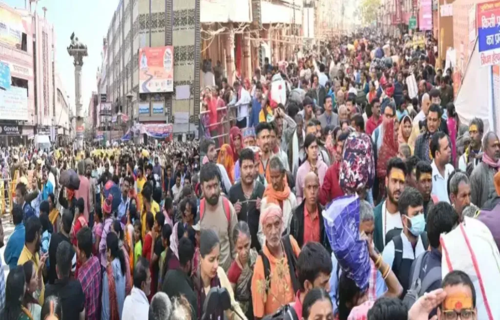 Varanasi News: बाबा विश्वनाथ के दर्शन को उमड़ी भीड़, 8 घंटे बाद मिले दर्शन
