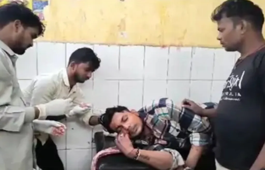 Ballia News: महर्षि भृगु मंदिर में मिठाई दुकानदारों के बीच मारपीट, 6 घायल