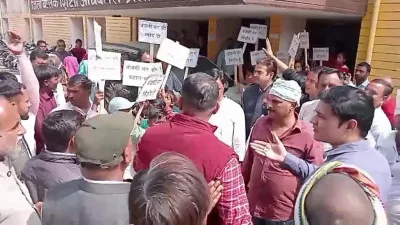 Pratapgarh News: निलंबित शिक्षक की बहाली के लिए छात्रों का धरना, बीएसए को सौंपा ज्ञापन