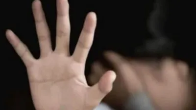 Etawah News: शादी समारोह में मासूम बच्ची से दरिंदगी, चॉकलेट का लालच देकर खेत में ले गया युवक