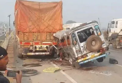 Varanasi News: वाराणसी-प्रयागराज हाईवे पर भीषण सड़क हादसा, 6 श्रद्धालुओं की मौत