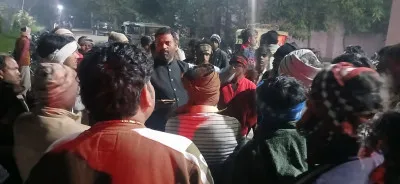 Kasganj News: कासगंज में दर्दनाक सड़क हादसा, बाइक सवार चाचा-भतीजे की मौके पर मौत