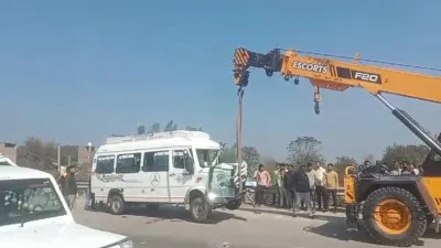 Fatehpur News: श्रद्धालुओं से भरी बस ट्रैक्टर से टकराई, दस घायल, अस्पताल में भर्ती