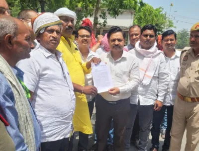 फ्रंट ऑफिस खोलने के प्रस्ताव का विरोध, दस्तावेज लेखकों ने कहा, छिन जाएगी रोज़ी-रोटी मुख्यमंत्री को संबोधित ज्ञापन सौंपा, नियमों के उल्लंघन का आरोप