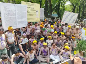 Ballia News: जाति प्रमाण पत्र की मांग को लेकर आगसा का अर्धनग्न प्रदर्शन, प्रशासन से पूछा- किस आधार पर हुआ नामांकन वैध