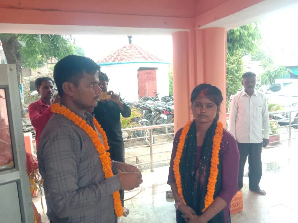 Varanasi News: मिर्जामुराद थाने में प्रेमी युगल ने रचाई शादी, विदाई को लेकर अड़े रहे परिजन