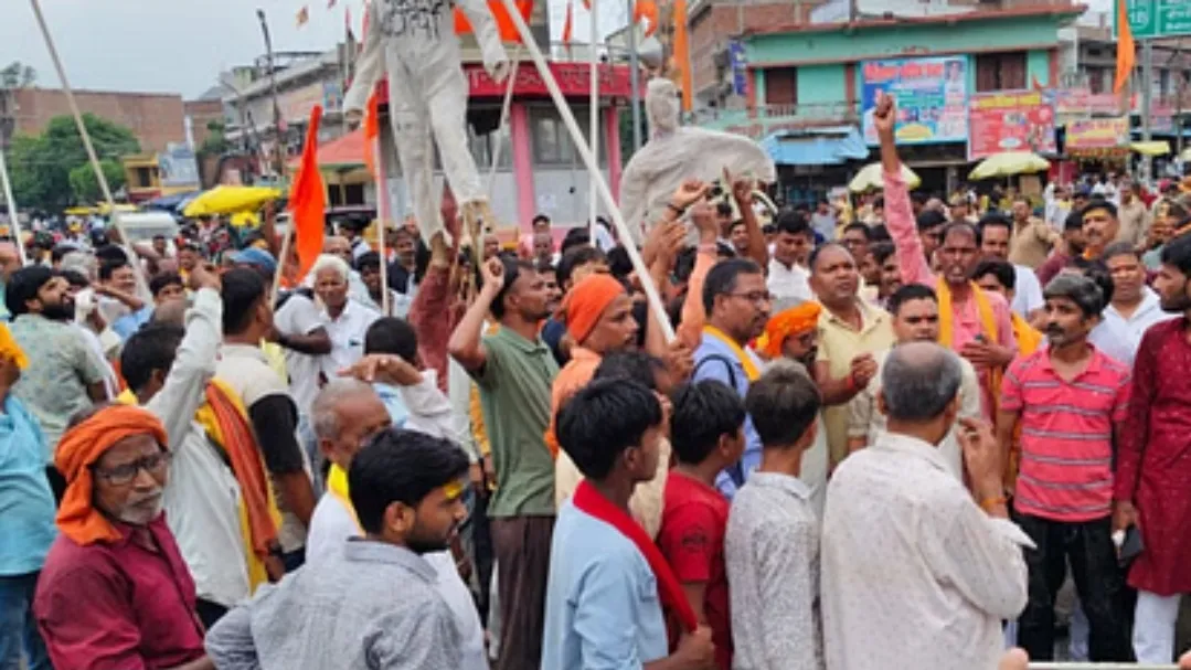 Ballia News: बलिया में सपा नेताओं के बयान पर बवाल, व्यापारियों ने बंद रखीं दुकानें, फूंके विधायक और सांसद के पुतले, सड़कों पर उतरे लोग