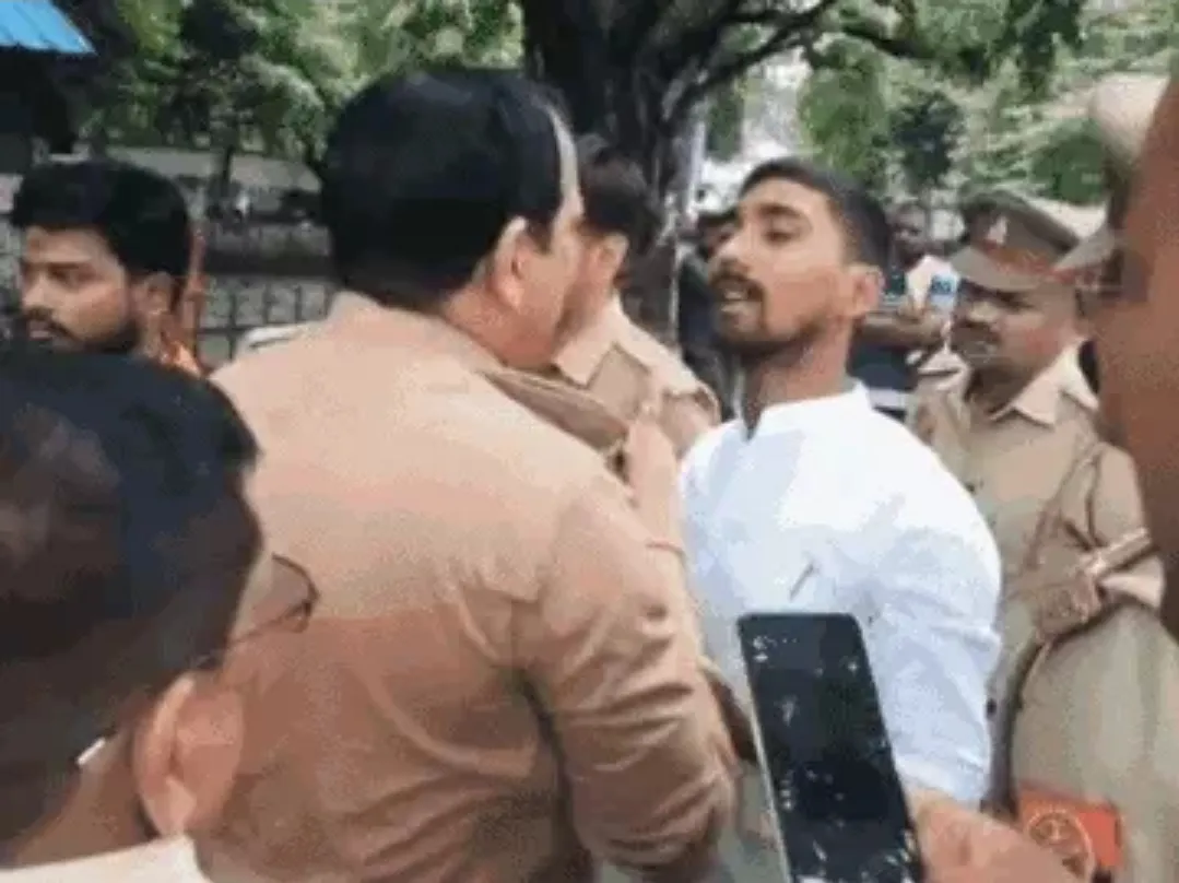 Ballia News: ABVP के विरोध के बाद प्रशासन का एक्शन, कोतवाल लाइन हाजिर – DM ने कहा, 