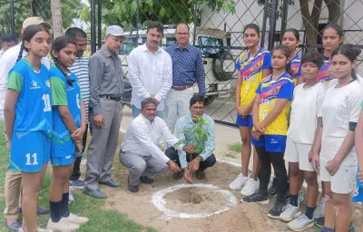 खेल प्रतियोगिता का शुभारम्भ करने से पहले बलिया बीएसए और क्रीड़ा अधिकारी ने किया पौधरोपण, वॉलीबाल में नरही बना विजेता