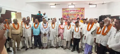 Ballia में शिक्षा उन्नयन गोष्ठी एवं सेवानिवृत शिक्षक सम्मान समारोह, 22 गुरुजन सम्मानित