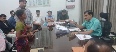 बलिया DM के पास फरियाद लेकर पहुंचस ससुराल और मायके से 'बेघर' चार बच्चों की मां, फिर...