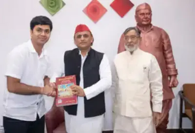 बलिया में AAP को झटका, दर्जनों समर्थकों के साथ पूर्व जिलाध्यक्ष सपा में शामिल