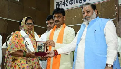 कारगिल शहीदों को श्रद्धांजलि, परिजनों को मिला सम्मान: परिवहन मंत्री दयाशंकर सिंह ने दी इलेक्ट्रिक स्कूटी