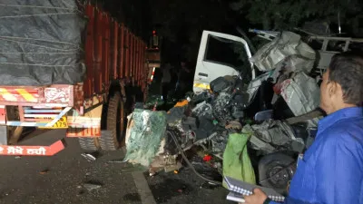 पीलीभीत: असम हाईवे पर ट्रक, पिकअप और डीसीएम की जोरदार टक्कर, तीन की मौत, एक गंभीर घायल