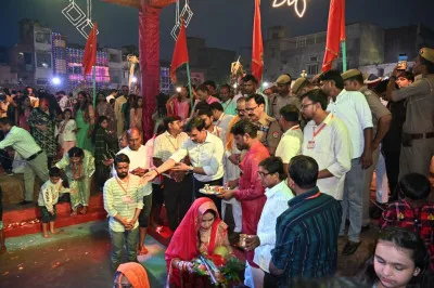 छठ महापर्व: बलिया में लाखों श्रद्धालुओं ने अस्ताचलगामी सूर्य को दिया अर्घ्य, घाटों पर उमड़ा आस्था का सागर