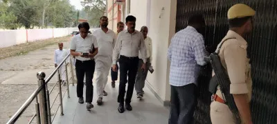 बलिया में डीएम ने किया EVM और वीवीपैट वेयरहाउस का निरीक्षण, सुरक्षा व्यवस्था को लेकर दिए सख्त निर्देश
