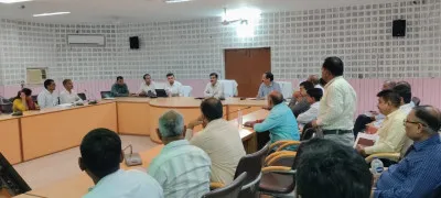 सीएम डैशबोर्ड समीक्षा बैठक में सख्त दिखे बलिया डीएम, कई विभागों को जारी की गई सुधार नोटिस