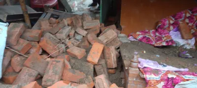 बलिया में हादसा: बारिश के बीच गिरी दीवार, मलबे में दबे तीन किशोर, दो की हालत गंभीर