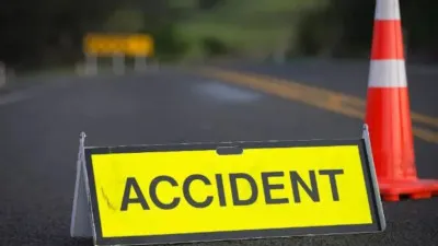 Chandauli News: तेज रफ्तार ट्रेलर की टक्कर से खड़े ट्रक में हादसा, खलासी की मौत, चालक गंभीर घायल