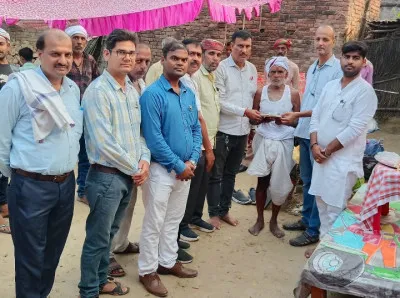 बलिया में दिवंगत रसोइया के पति को दी गई 50 हजार रुपये की आर्थिक सहायता