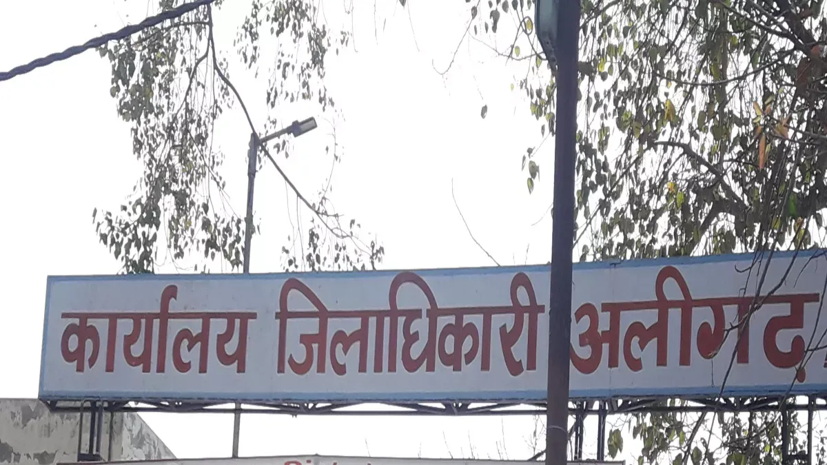 UP News: जीवित महिला को जारी हुआ मृत्यु प्रमाणपत्र, 2022 से अफसरों के चक्कर लगा रहे मां–बेटा