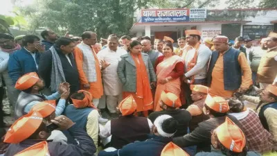 वाराणसी: चौकी इंचार्ज पर उत्पीड़न के आरोप, भाजपा कार्यकर्ताओं ने थाने पर दिया धरना