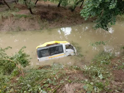 Ballia News : पानी भरे गड्ढे में गिरी अनियंत्रित मैजिक, पति-पत्नी व बेटियों समेत 6 घायल