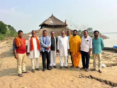 Ballia News: कार्तिक पूर्णिमा को लेकर गंगा घाट पर तैयारियां तेज