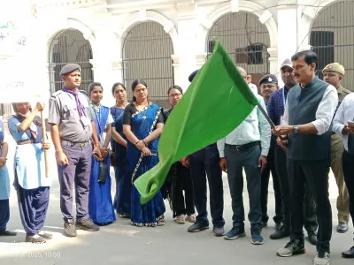 Ballia News : वंदे मातरम के 150 वर्ष पर छात्रों की रैली, डीएम ने दिखाई हरी झंडी